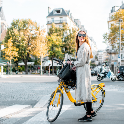 femme avec vélo